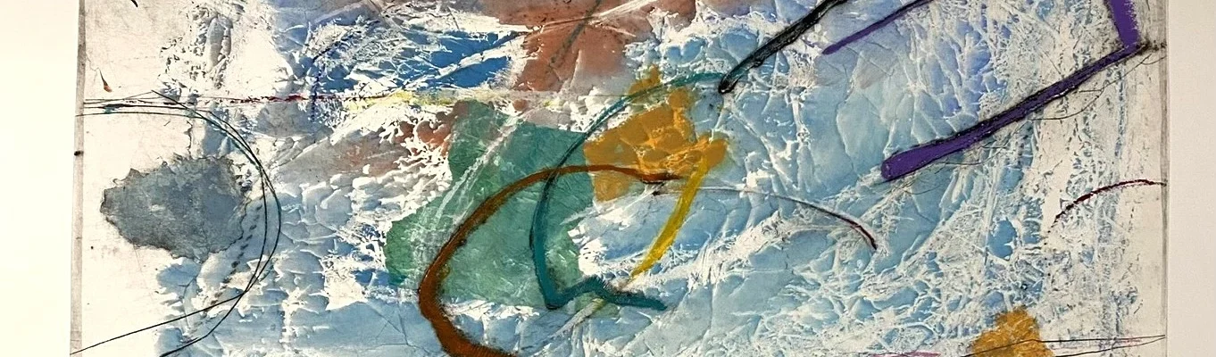 Arte contemporáneo abstracto con fondo azul texturizado, líneas curvas violetas y elementos en verde, ocre y blanco.