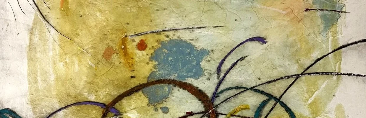 Arte contemporáneo abstracto con texturas en tonos verdes, ocres y beige, acompañado de líneas curvas oscuras.