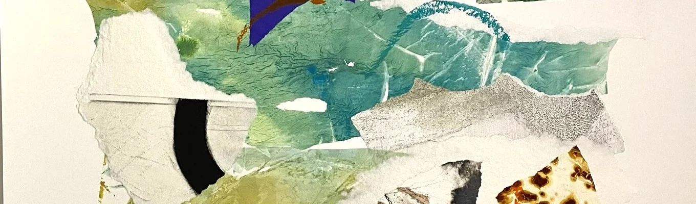 Arte contemporáneo abstracto con collage de texturas verdes, azules, violetas y elementos gráficos sobre fondo blanco.